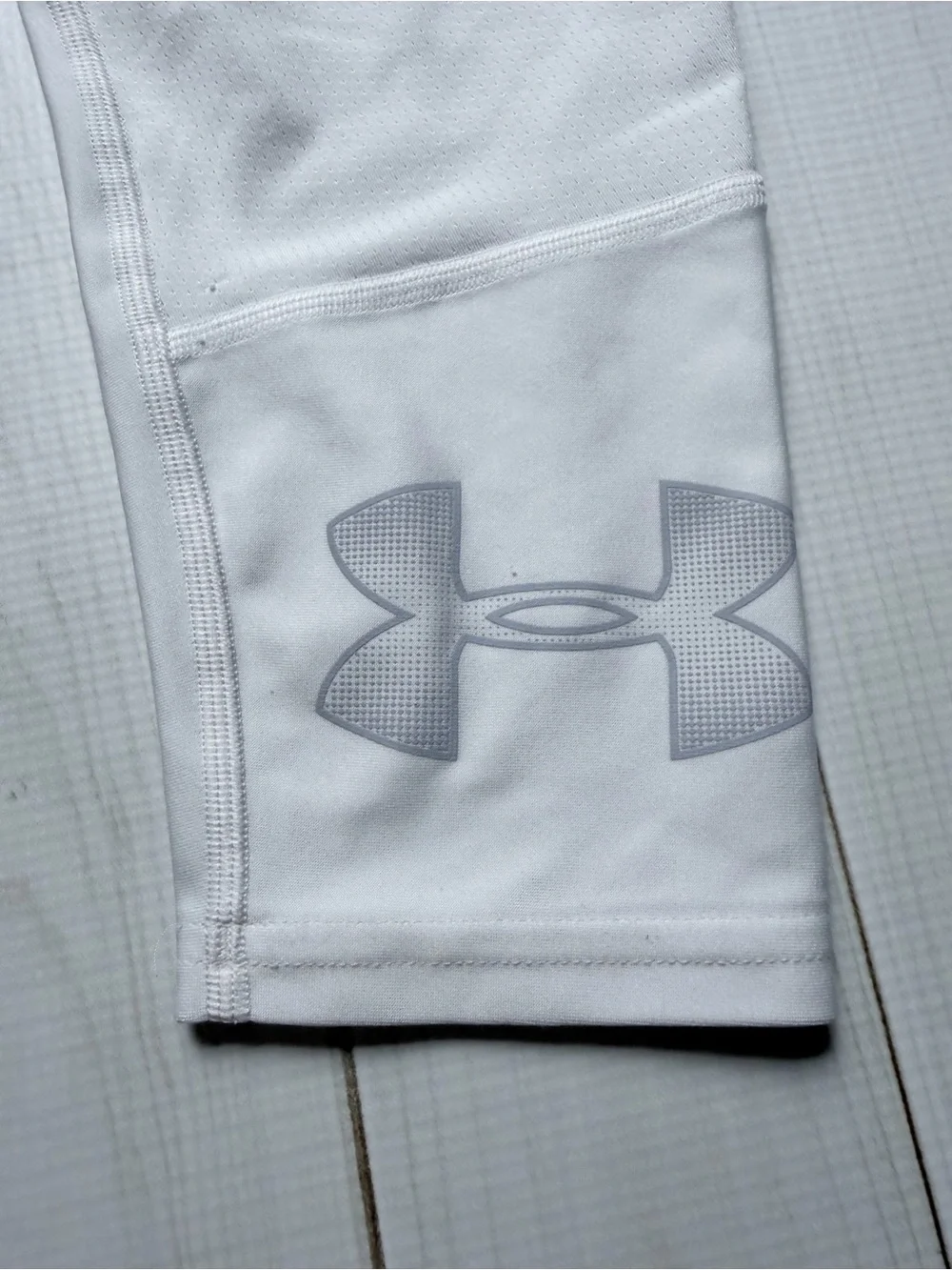 Under ArmourWhite Heatfear Compression leggings with Gray Logo Waistband